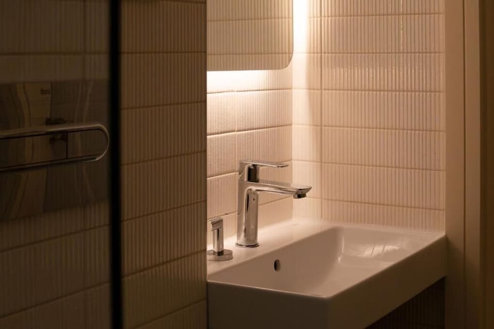 Deluxe Double Room, City View | Bathroom | Free toiletries, hair dryer, towels, soap