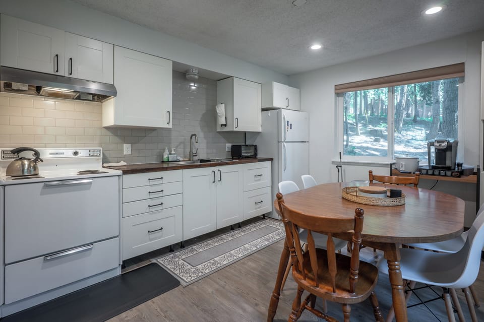 Kitchen w/ Dining area