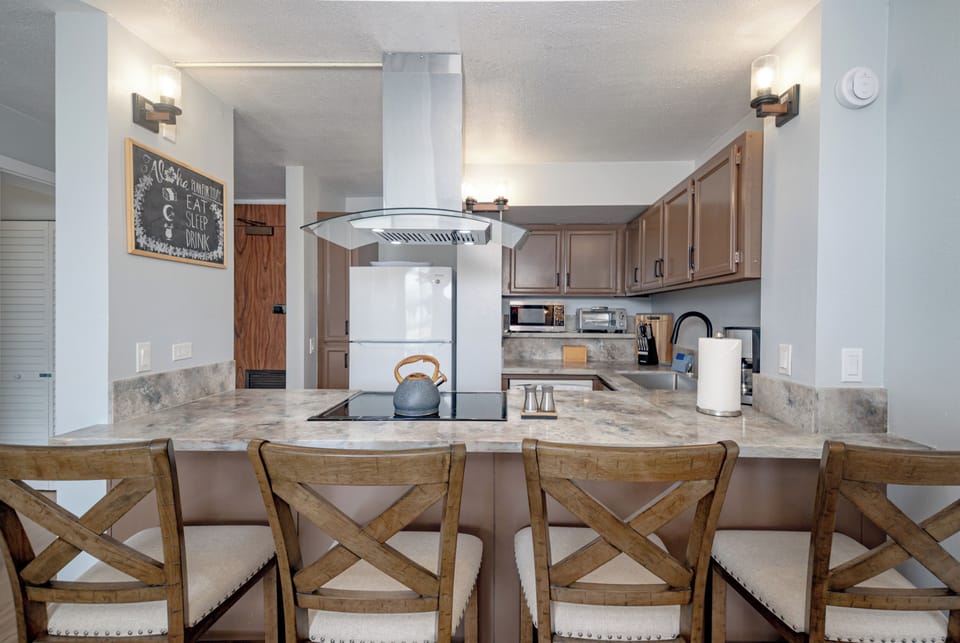 Kitchen with 4 counter stool