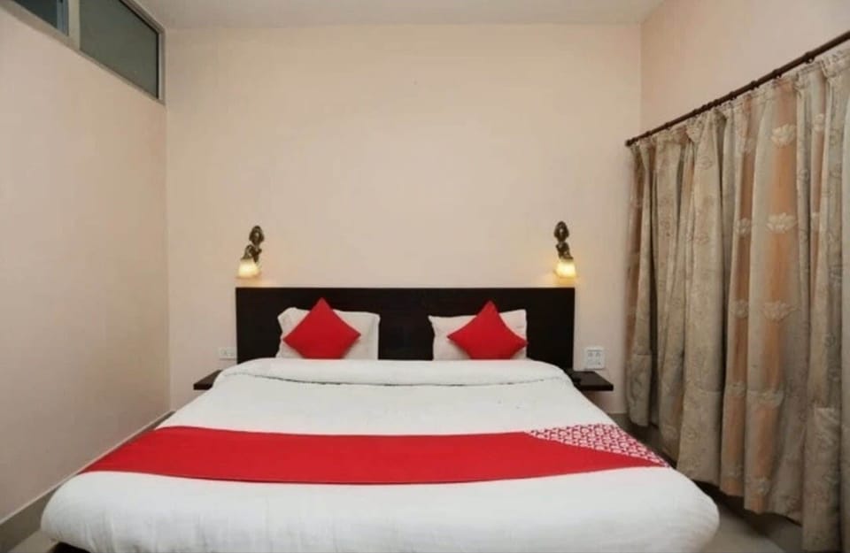 Deluxe Double or Twin Room | Blackout drapes, iron/ironing board, WiFi (free)