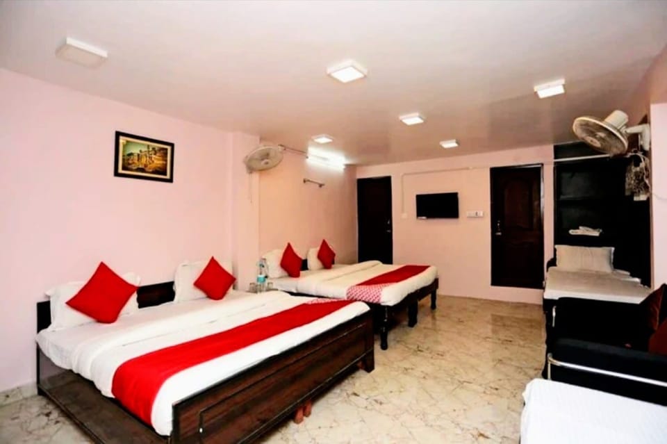 Family Quadruple Room | Blackout drapes, iron/ironing board, WiFi (free)