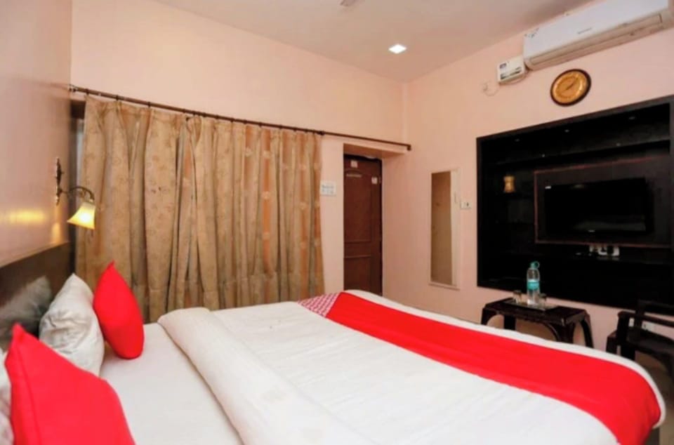 Deluxe Double or Twin Room | Blackout drapes, iron/ironing board, WiFi (free)