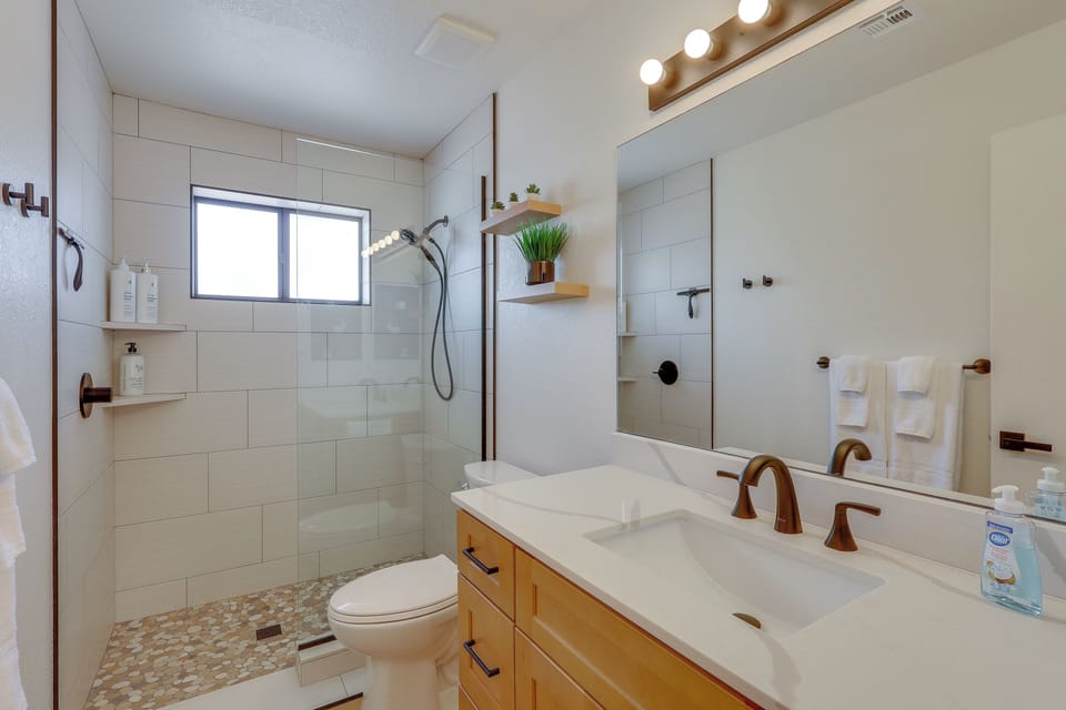 Remodeled Lake Havasu Home: 2 Mi to London Bridge Cottage in Lake Havasu City