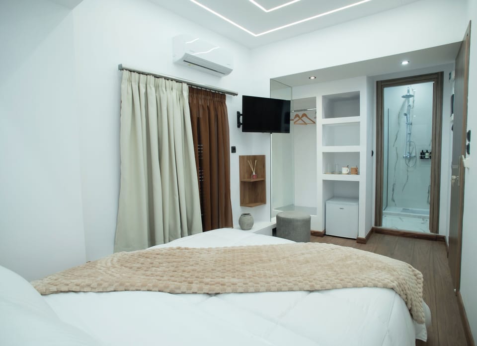 Basic Double Room, 1 King Bed | Blackout drapes, iron/ironing board, WiFi (free)