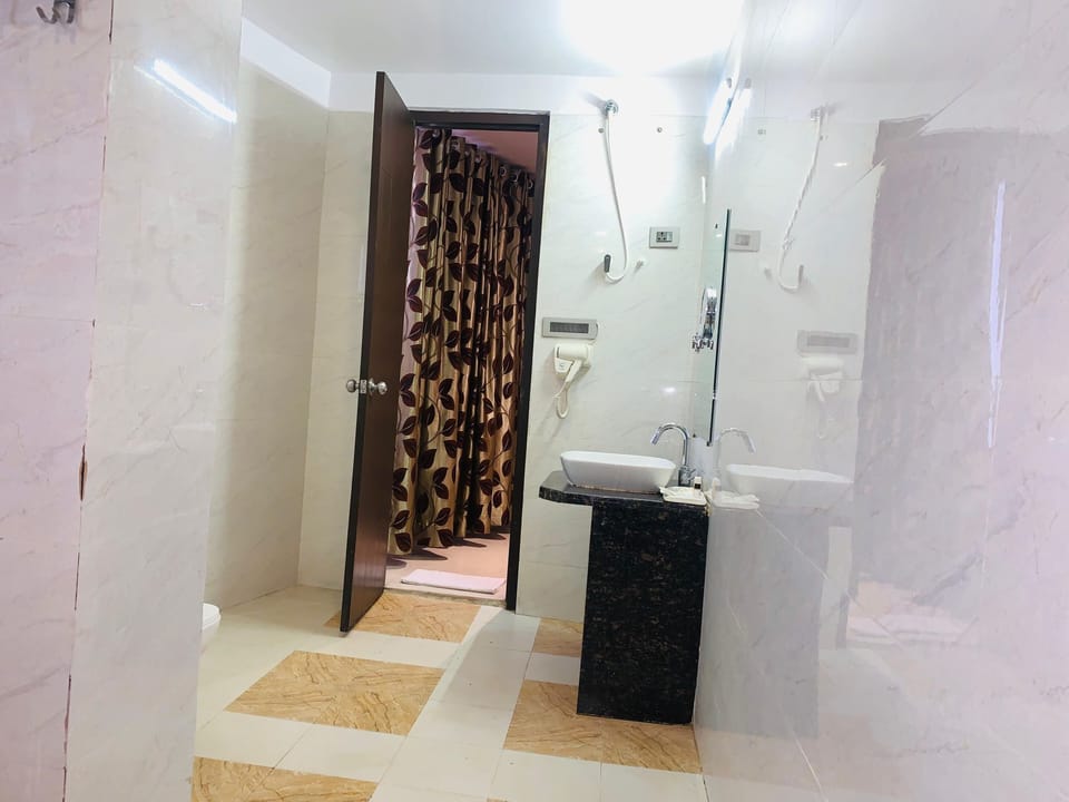Suite Room, Non Smoking, City View | Bathroom