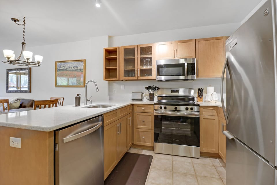 Condo, 1 Bedroom | Private kitchen | Fridge, oven, coffee/tea maker, toaster