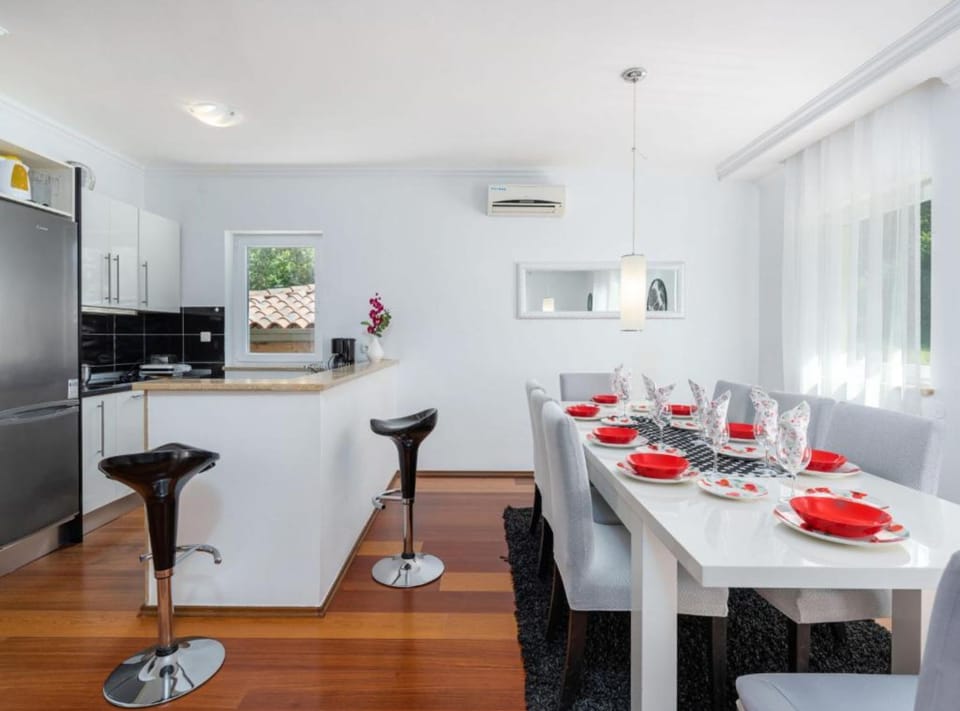 Villa (Ester premium stay - Villa with pool) | Living room | 32-inch flat-screen TV with satellite channels