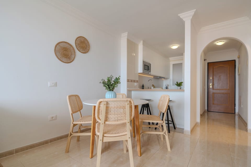 Apartment, 2 Bedrooms, Balcony, Ocean View | Dining room