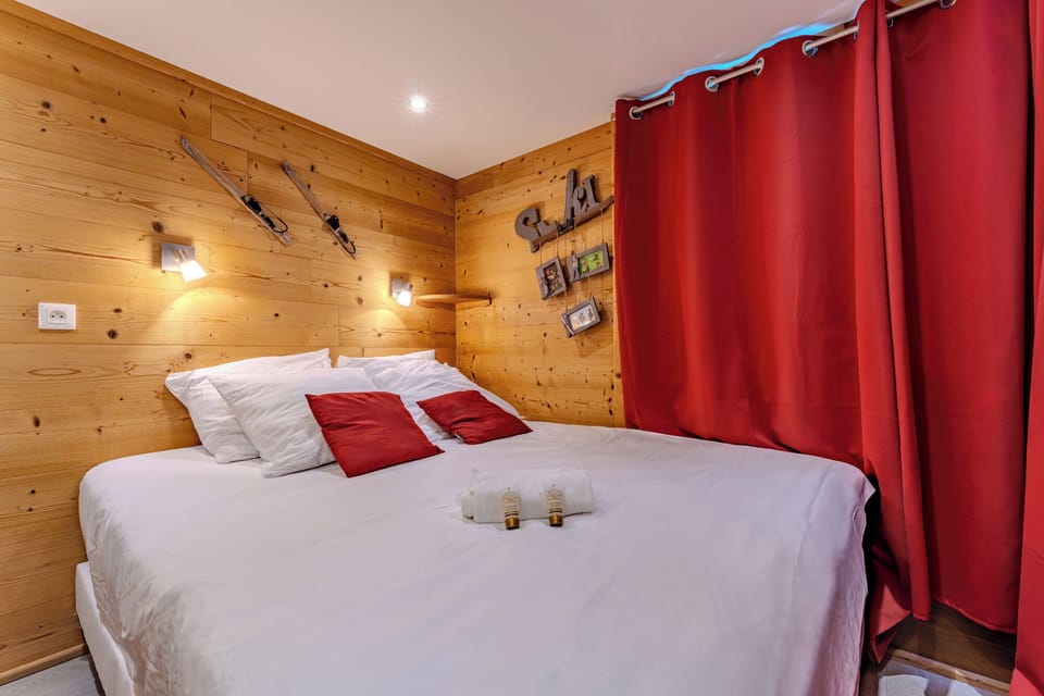 Deluxe Apartment, Balcony, Mountain View | Laptop workspace, free WiFi