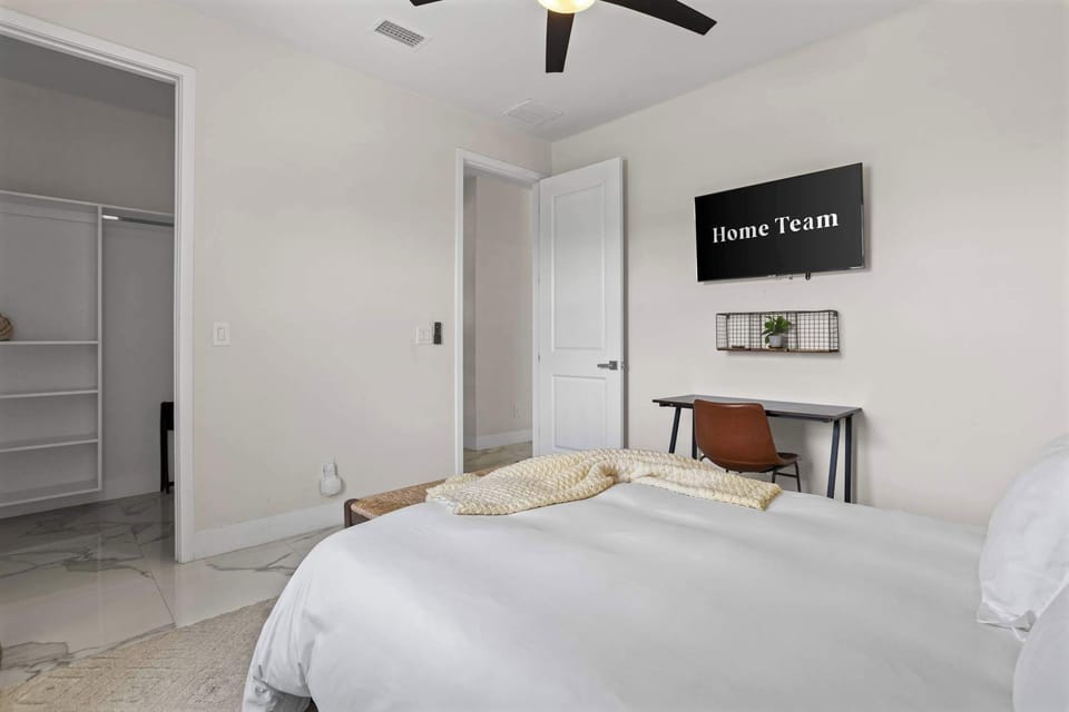 Relax and Unwind – Featuring a plush queen-size bed, this room provides a comfortable space to relax and recharge after a day of exploring.


