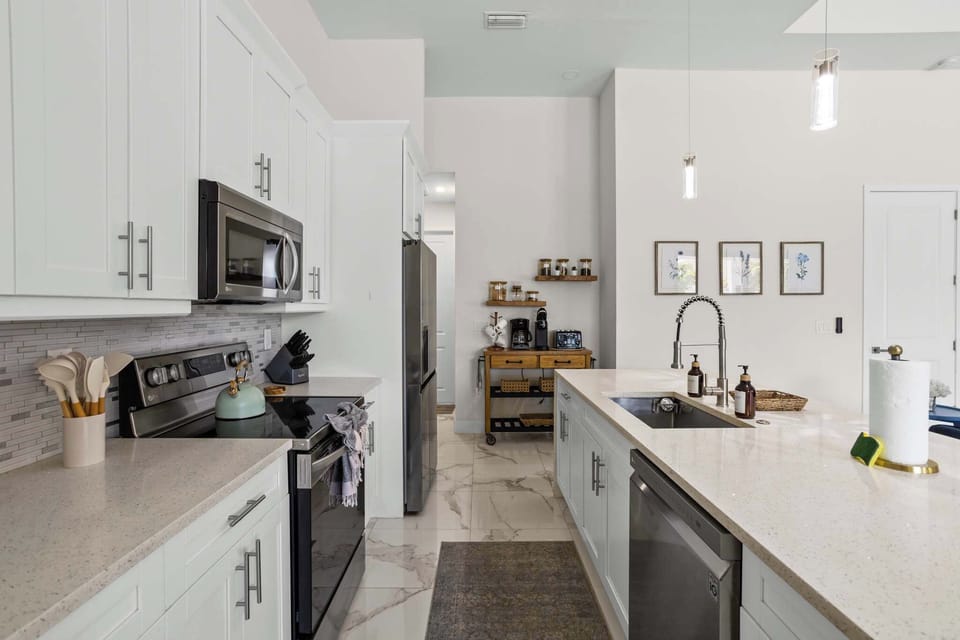Chef’s Dream Kitchen – Fully stocked with high-end appliances and plenty of cabinetry, making cooking a breeze.


