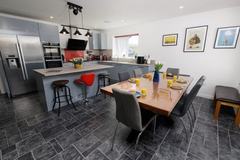 Fully equipped kitchen with dining table and breakfast bar