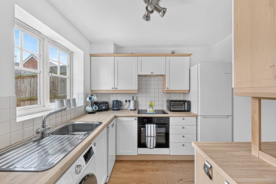 A fully equipped kitchen with everything you need to prepare and enjoy a home cooked meal.