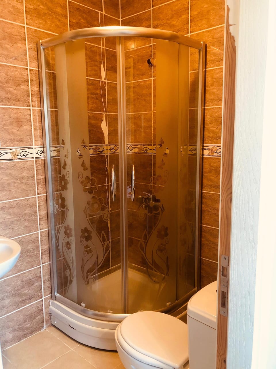 Standard Room | Bathroom | Shower, hair dryer, towels