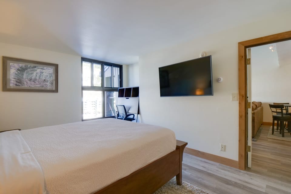 Indoors, Floor, Flooring, Screen, Hardwood