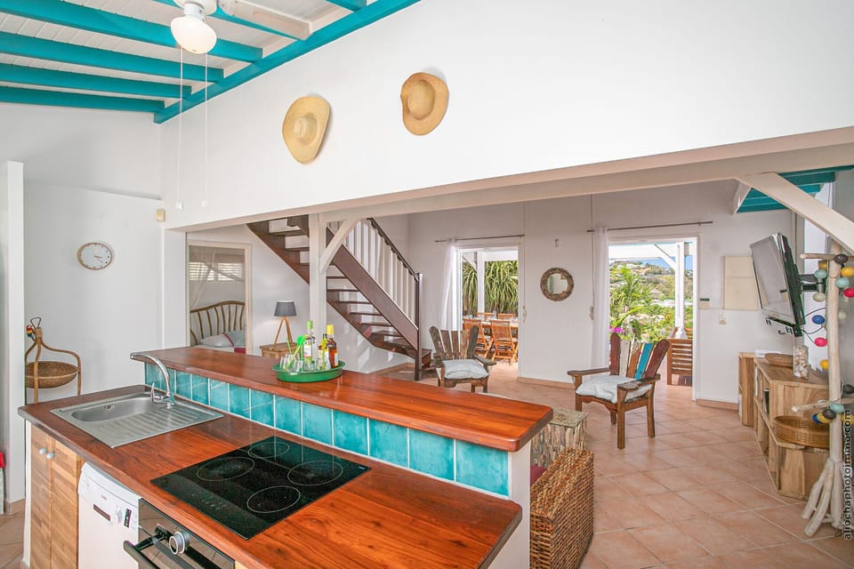 The kitchen and living room of the villa Casalane form a large living room where you can enjoy moments with family and friends.