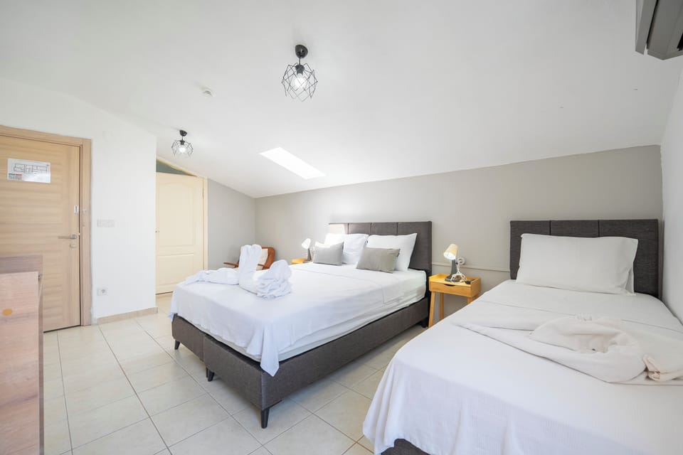 Classic Triple Room | Iron/ironing board, free WiFi
