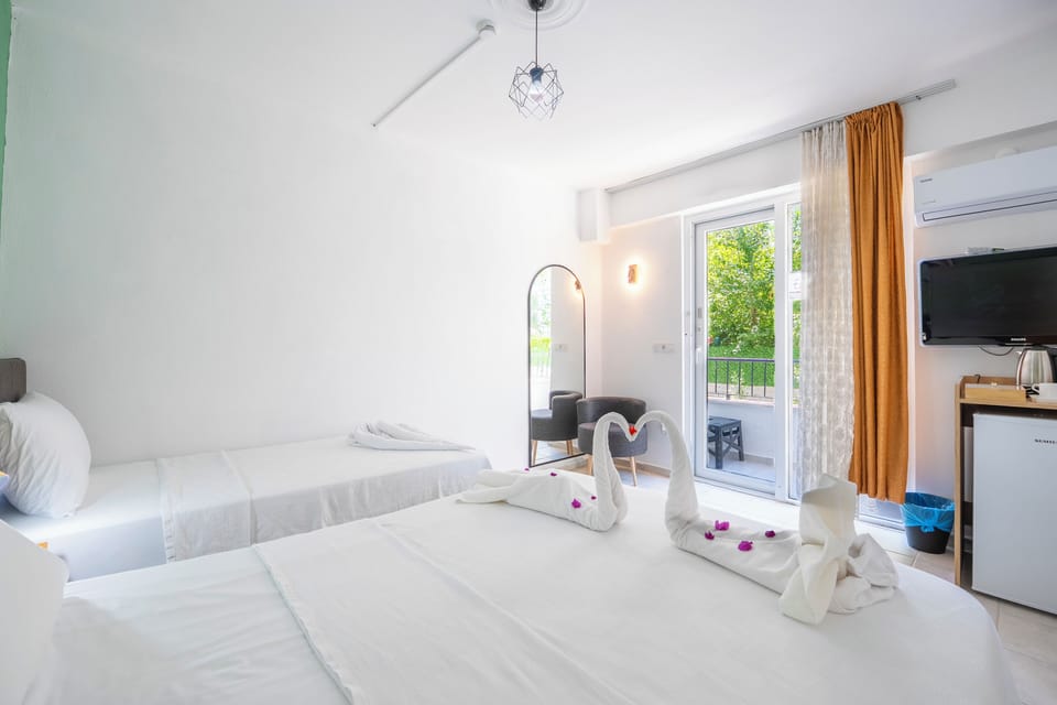 Classic Triple Room | Iron/ironing board, free WiFi