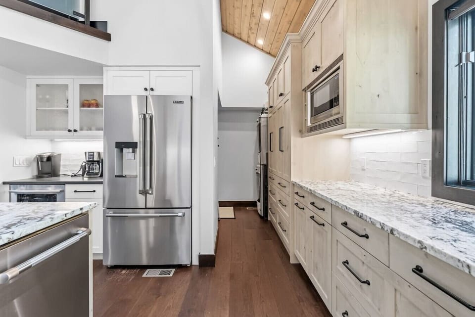 Fully equipped kitchen with bar seating