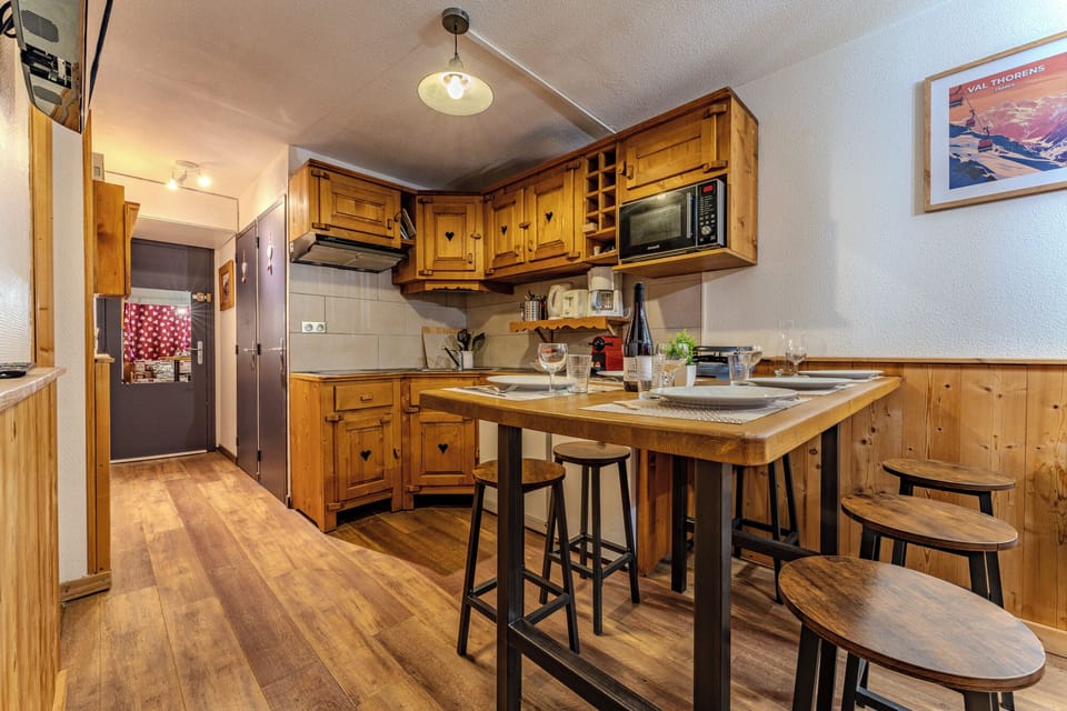 Comfort Apartment, Balcony, Mountain View | Private kitchen | Mini-fridge, microwave, oven, stovetop