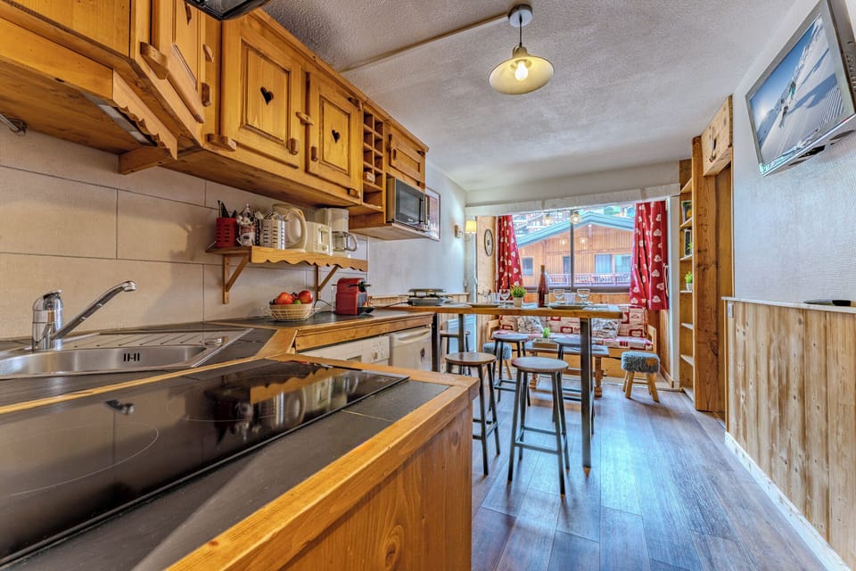 Comfort Apartment, Balcony, Mountain View | Private kitchen | Mini-fridge, microwave, oven, stovetop