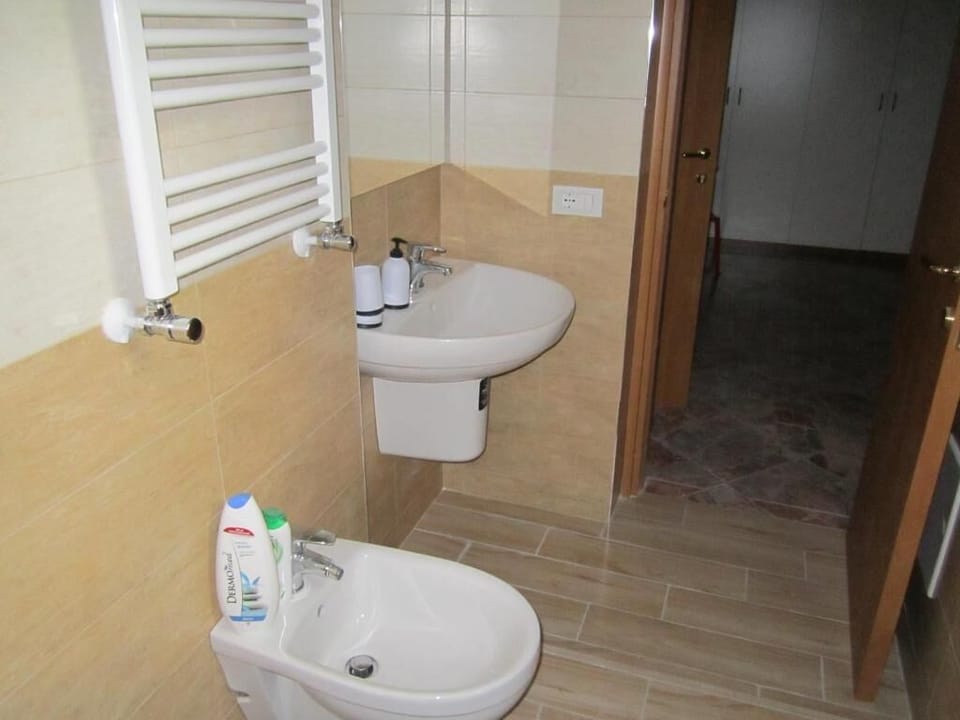Classic Triple Room, Non Smoking, Balcony | Bathroom