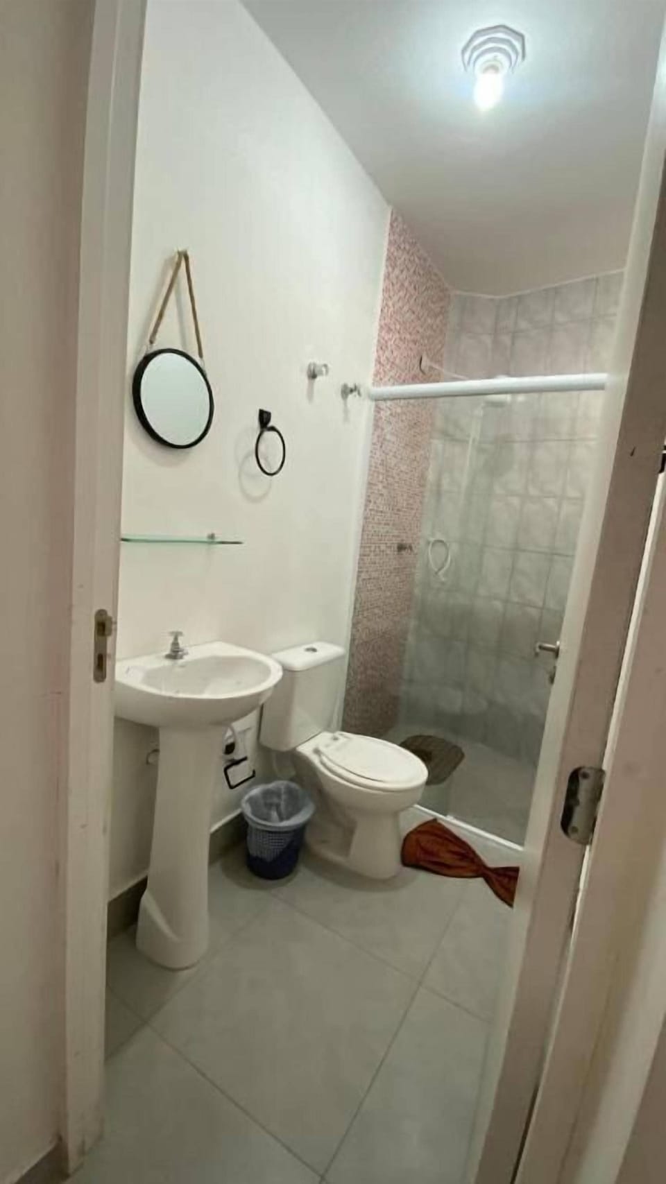 Classic Twin Room, Lanai, Courtyard View | Bathroom | Shower, free toiletries, towels, soap