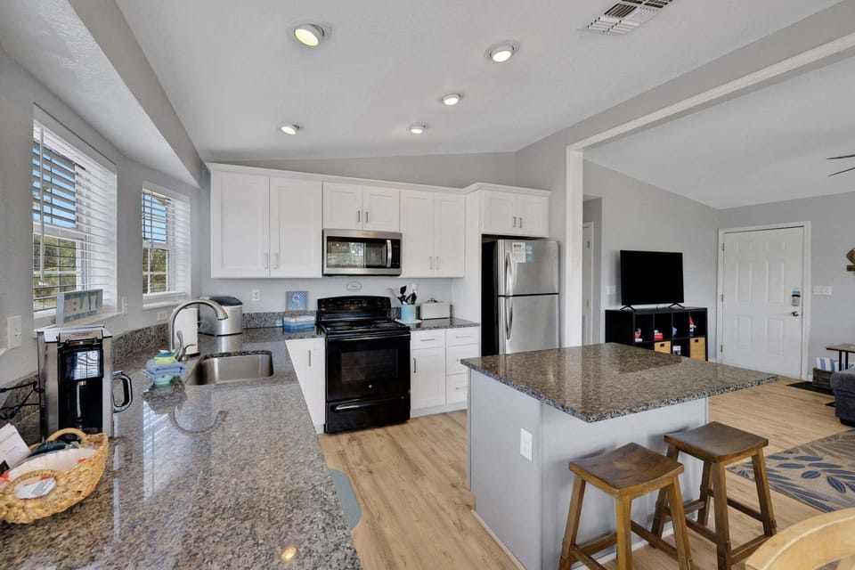 House, Multiple Beds, City View (Surf Perch) | Private kitchen