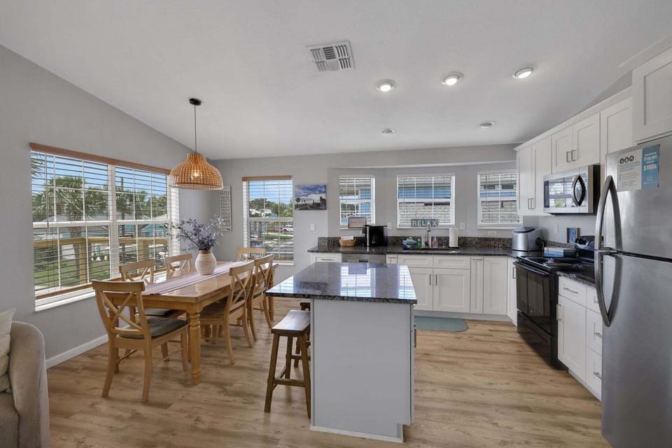 House, Multiple Beds, City View (Surf Perch) | Private kitchen