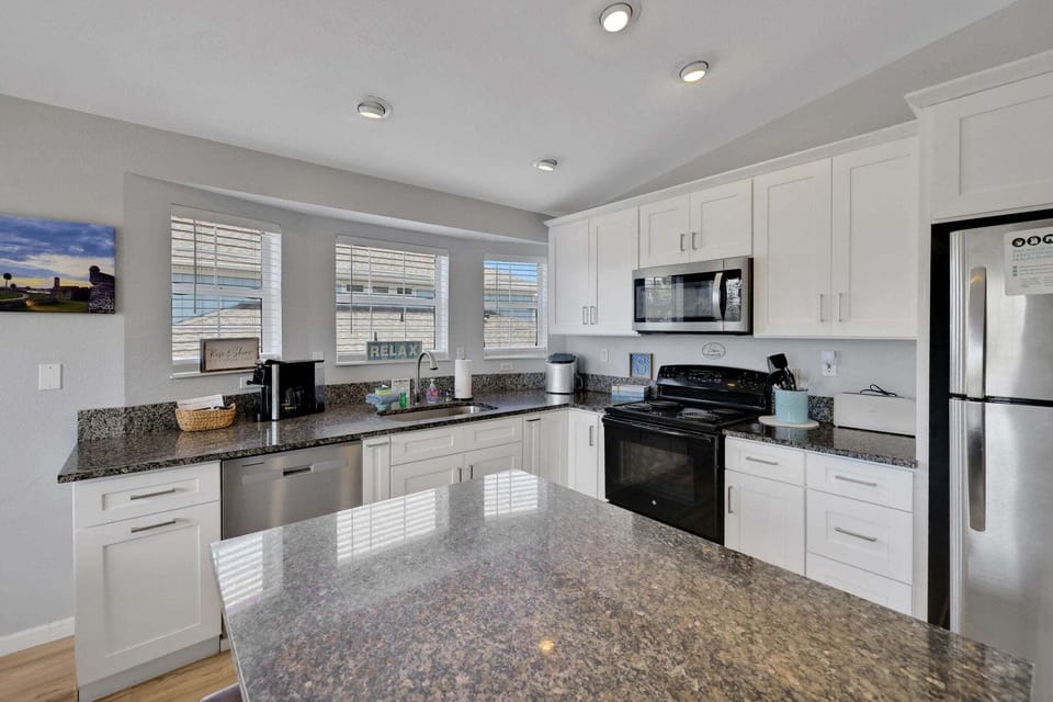 House, Multiple Beds, City View (Surf Perch) | Private kitchen