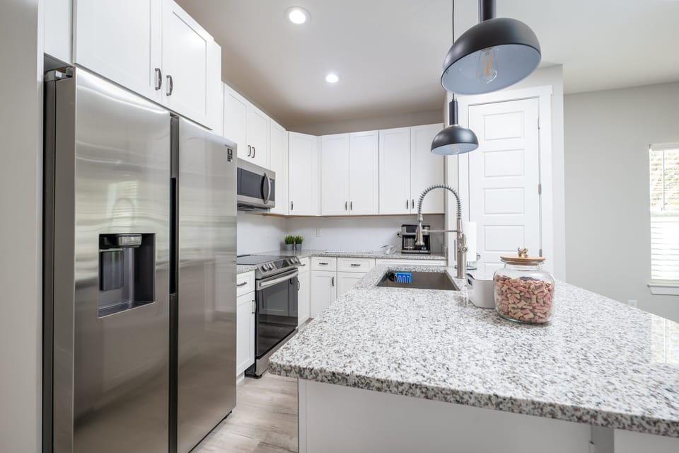House, Multiple Beds, City View (The Surfside Modern) | Private kitchen