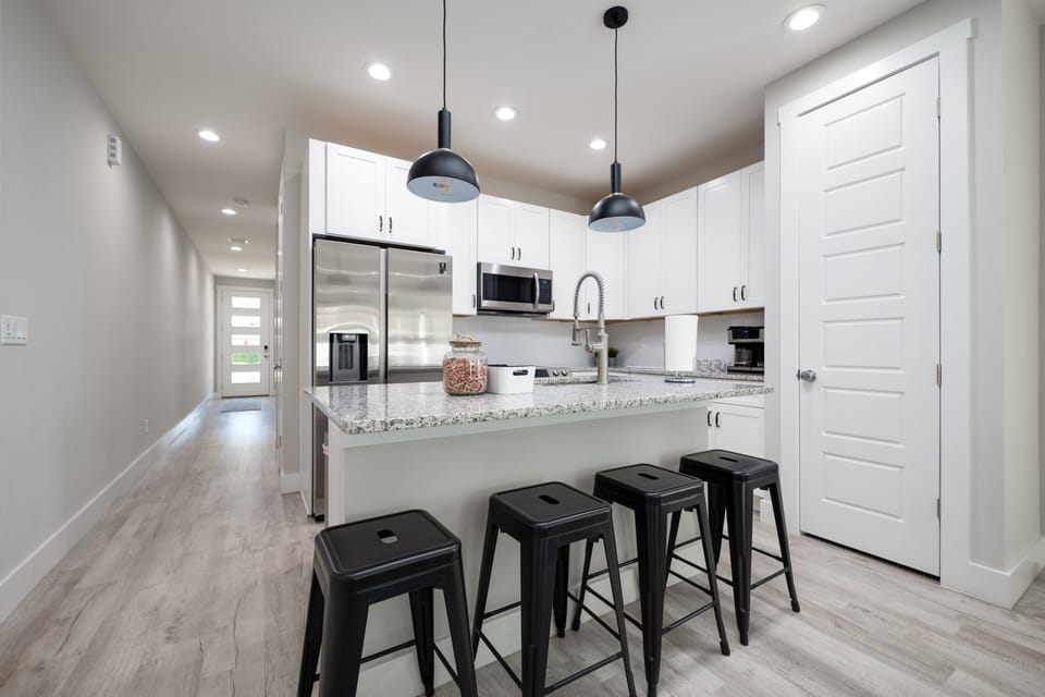 House, Multiple Beds, City View (The Surfside Modern) | Private kitchen
