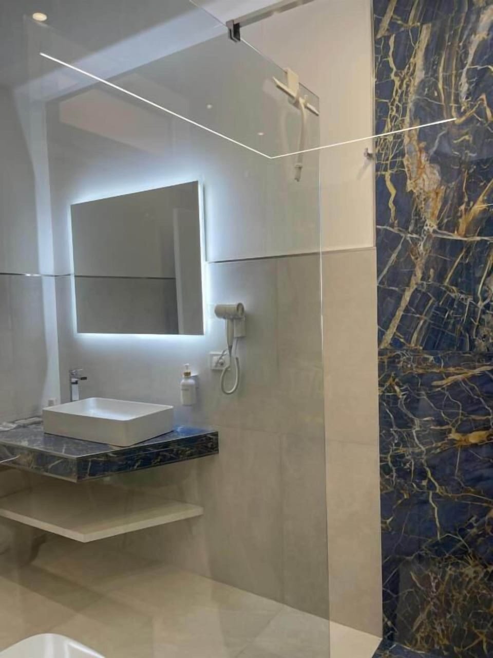 Deluxe Double Room, Courtyard View | Bathroom | Hair dryer, towels, soap, shampoo