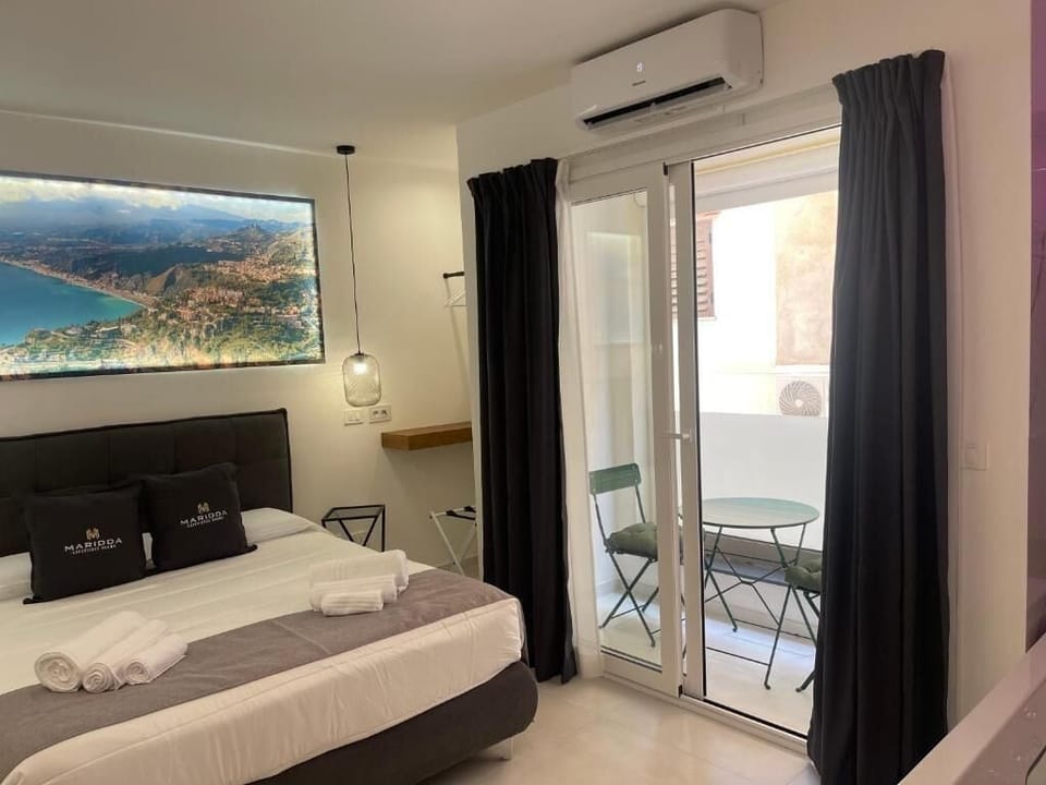 Superior Suite, Courtyard View | In-room safe, blackout drapes, soundproofing