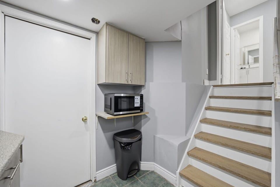 We focus on providing essential amenities right where you need them. This setup ensures you can quickly heat a meal, tidy up, and head up or down the stairs without disrupting your daily travel schedule.