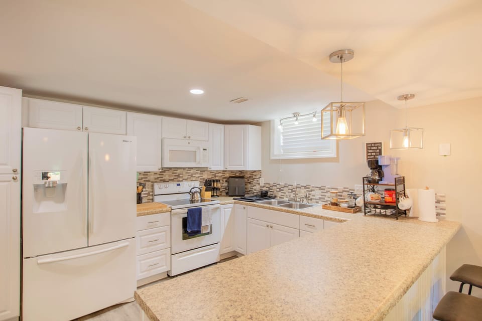 Fully Stocked complete kitchen