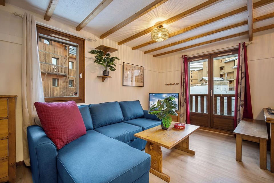Deluxe Apartment, Balcony, Mountain View | Living area