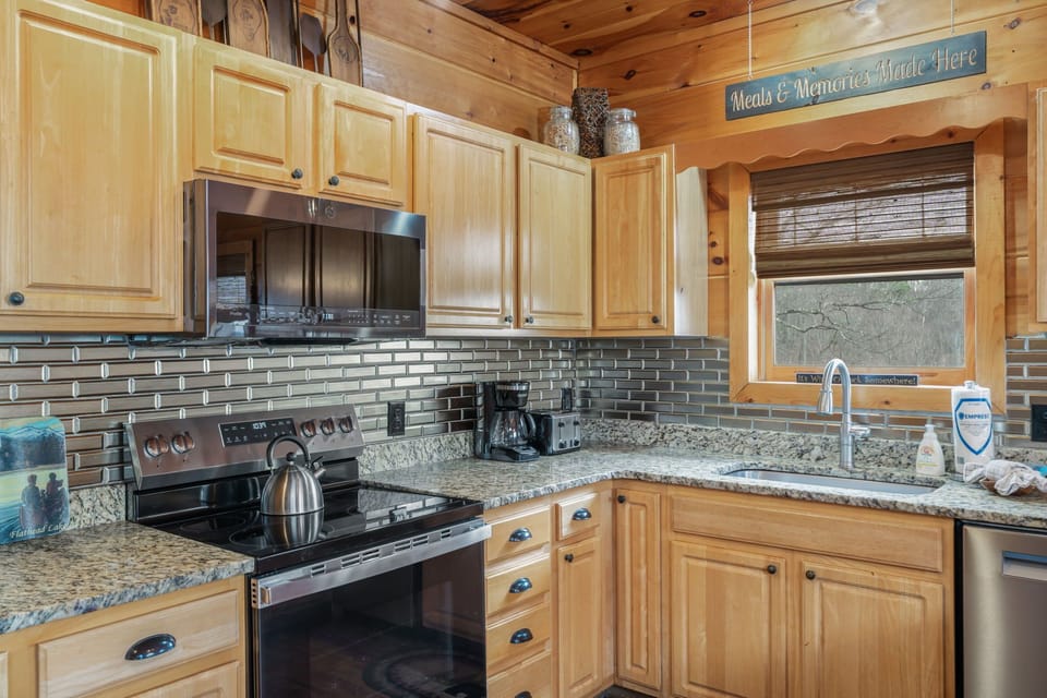 Cabin, Multiple Beds, Mountain View (50 Mile View Lodge) | Private kitchen