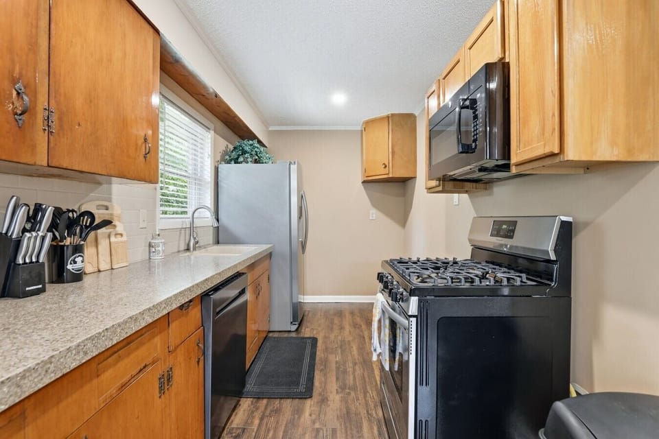 Kitchen | Modern Appliances | Gas Range & Granite Countertops