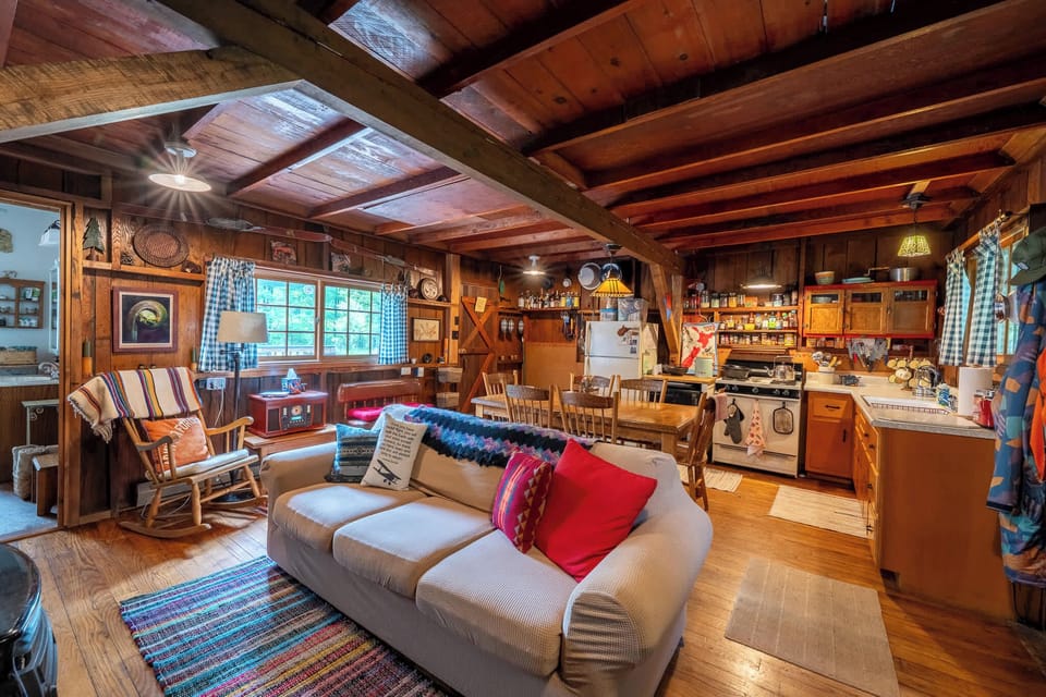 Enjoy a warm and welcoming space made for gathering and unwinding, with board games, puzzles, books, DVD/VHS collection, and a smart TV for streaming. 