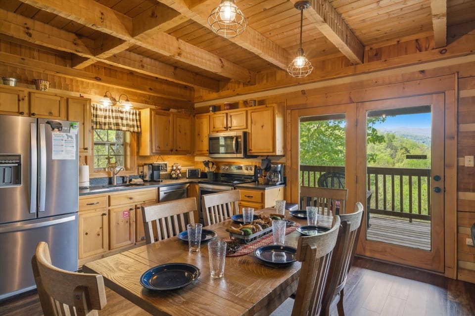 Cabin, Multiple Beds, Mountain View (Chubby & Cubby's Den) | Private kitchen