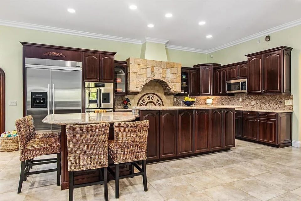 Prepare, serve, and socialize with ease in this beautifully appointed chef-inspired kitchen. 🥂