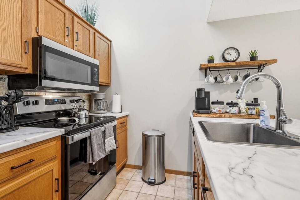 11-32 CREEKWOOD LN011