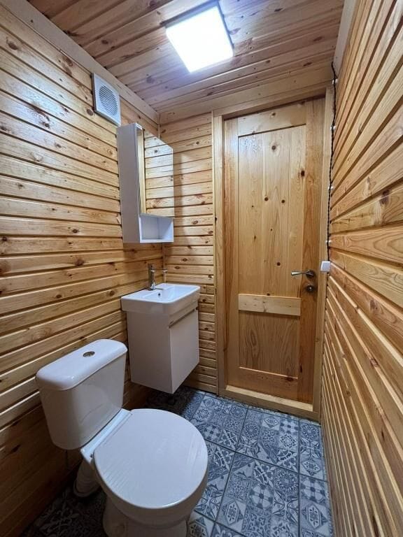 Double or Twin Room, Balcony, Courtyard View | Bathroom