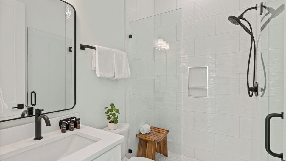 Vibrant Seas by Avantstay Sleeps 44 + Spa + Pool Game Room + Bikes Short Walk to Beach Cottage in Miramar Beach