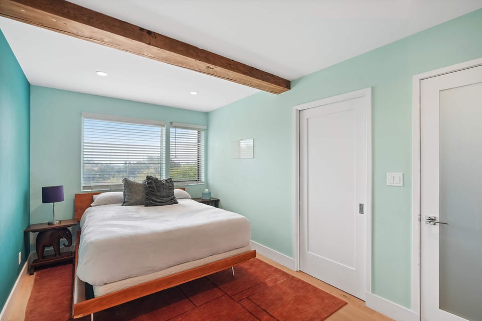 Airy room with wood beams and garden views 🌿☀️