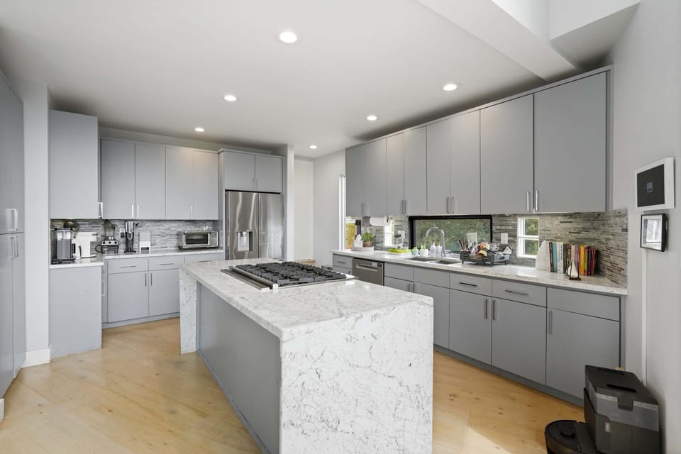 Chef's kitchen with gorgeous marble countertops 🍳✨