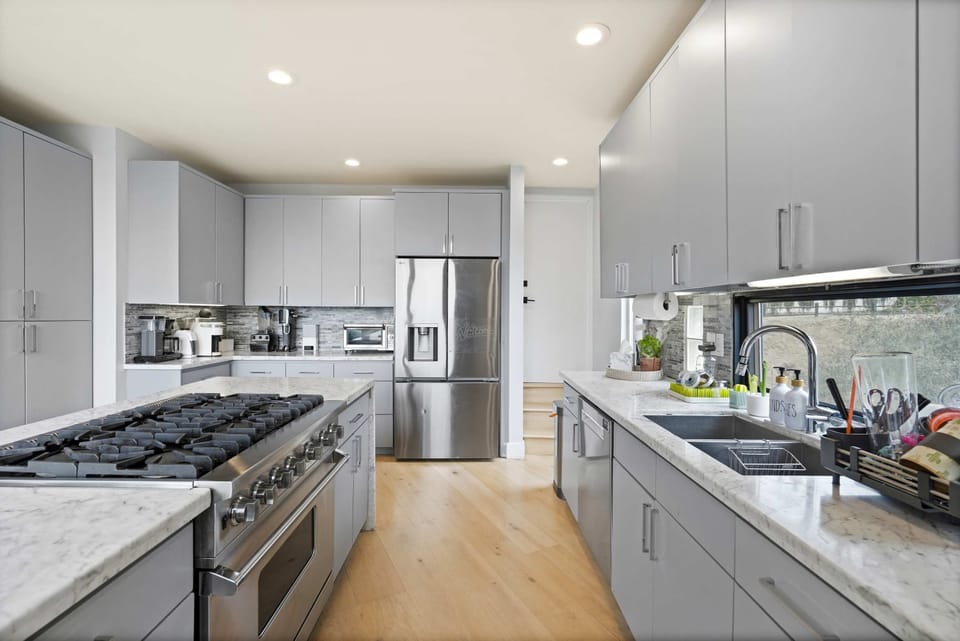 Professional-grade stove and endless counter space 👌🍴