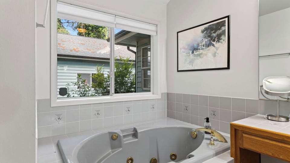 Cedar & Sound by Avantstay Indoor Hot Tub + Game Room + Media Room Sound + Olympic Mtn Views Cottage in Freeland