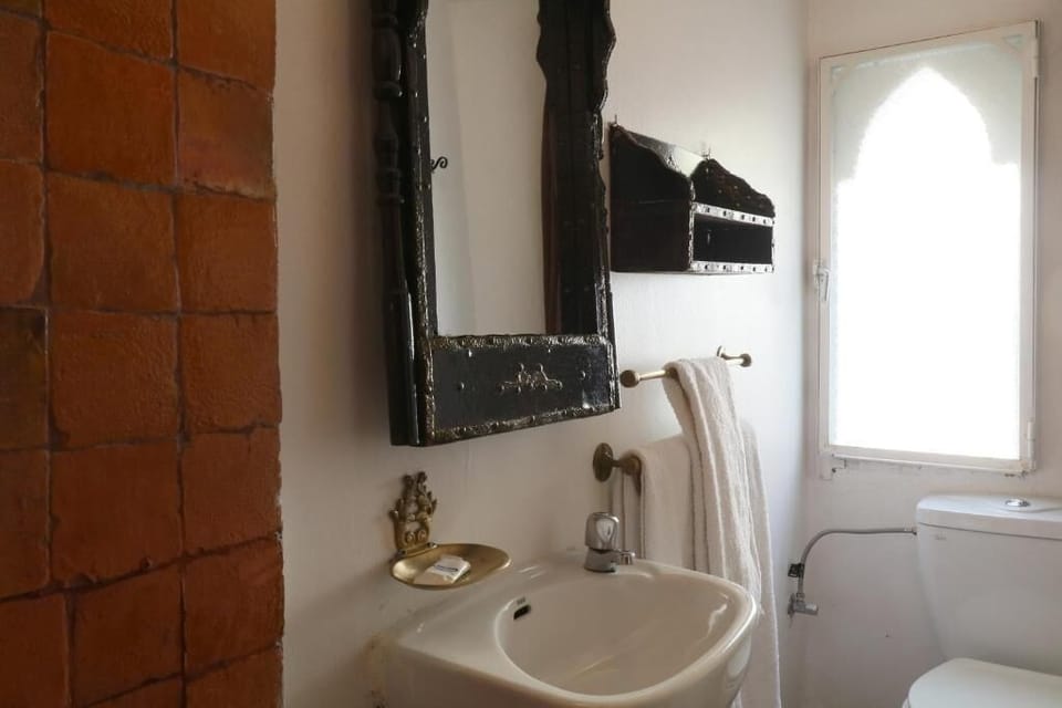 Standard Twin Room | Bathroom | Free toiletries, hair dryer, towels, soap